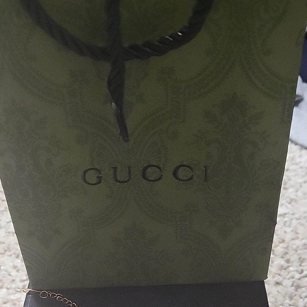 Gucci Gold-Tone Curb Chain Necklace with Interlocking Logo - Picture 4 of 4